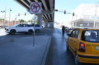 En calle 12 y bulevar Revolución se ha colocado un letrero para prohibir vuelta a la izquierda.