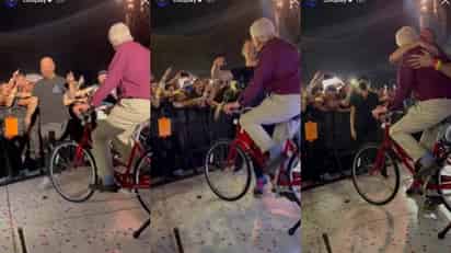 Enamora padre de Chris Martin ayudando a Coldplay en Monterrey a impulsar energía en concierto