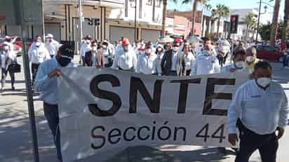 Cientos de maestros activos y jubilados, marcharon ayer para exigir el pago de las prestaciones pendientes por parte del Estado.