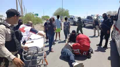 Además de los socorristas y los policías, un grupo de personas se concentraron en el lugar para ayudar al hombre lesionado.