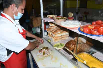 La carestía que se ha reflejado en los alimentos alcanza a los lonches laguneros; suben hasta 5 pesos por aumentos en pan y aguacate. (ARCHIVO)