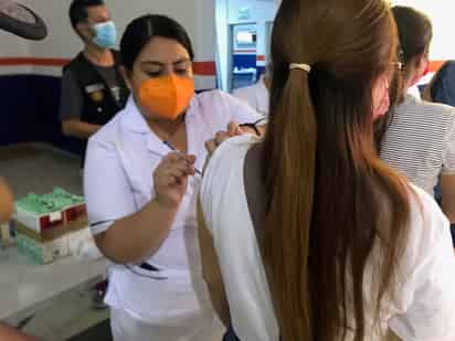Más de 135 mil adolescentes de la Comarca Lagunera de Coahuila están pendientes de recibir la primera dosis antiCOVID.