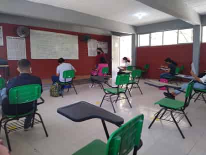 Para el proceso de reinscripciones de cambio de escuela en nivel básico, padres y madres de familia hicieron el trámite en línea. (ARCHIVO)