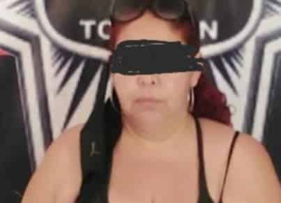 La asegurada llevaba en su mochila sartenes, cacerolas, cucharas y otros artículos de una tienda de autoservicio.