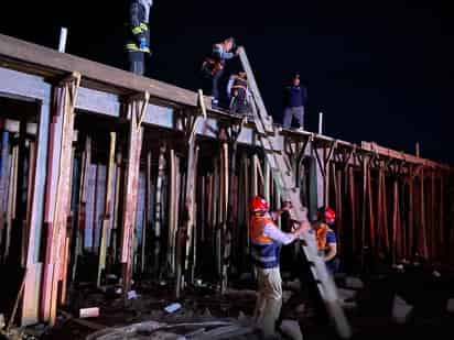 Los dos fallecidos y el lesionado realizaban trabajos de albañilería en una construcción.