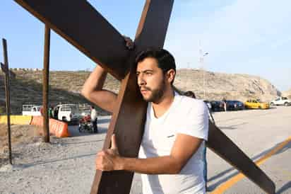 Mañana es Viernes Santo y José Luis Hernández vivirá en carne propia el camino de Jesús de Nazaret a la cruz, en el Cerro de las Noas. (FERNANDO COMPEÁN)