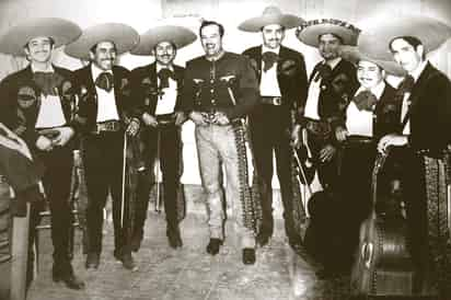 Para la historia. Según el mariachi, BaldomeroAguayo Menchaca, esta foto en la que aparece Pedro con el Mariachi Alteños, en donde figuraba su padre Baldomero Aguayo Muñoz, se tomó en el interior de la Plaza de Toros el 18 de julio de 1953.