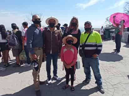 Juanita y su familia son fieles católicos que ayer acudieron a la representación número 40 del Viacrucis en el Cerro de las Noas.