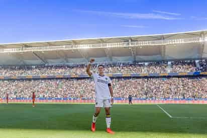 'Chicharito' Hernández cumple el sueño de un pequeño aficionado y le regala su jersey