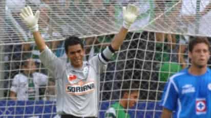 La salvación de Santos Laguna se había consumado y Oswaldo Sánchez daba gracias al cielo; a los albiverdes les alcanzó para meterse al repechaje. (Fotografías de Ramón Sotomayor Covarrubias y Jesús Galindo López)
