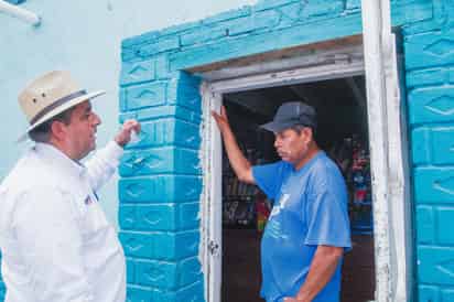 Tocando casa por casa para tener un acercamiento directo con la ciudadanía, el candidato de la coalición Va Por Lerdo.
