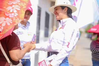 Betzabé Martínez Arango continua su campaña recorriendo la ciudad de Gómez Palacio.