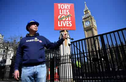 El Partido Conservador de Johnson tiene una mayoría sustancial en el Parlamento, pero muchos legisladores están incómodos con el comportamiento del primer ministro y podrían apoyar la medida de la oposición. (ARCHIVO)