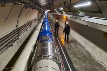 El Gran Colisionador de Hadrones, de 27 kilómetros de longitud y situado bajo la frontera franco-suiza cerca de Ginebra, es conocido por haber ayudado a confirmar en 2012 la existencia de la partícula subatómica Bosón de Higgs. (ARCHIVO)