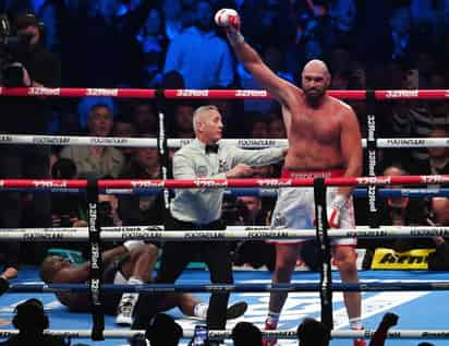 Tyson Fury derriba  con un 'upper cut' a Dillian Whyte