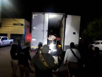 Otros 92 migrantes son rescatados de un tráiler en la carretera Saltillo-Torreón