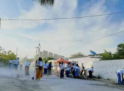 Ayer, integrantes de la Iglesia limpiaron calles y jardines.