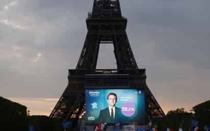 Macron tiene previsto intervenir cuando se conozcan datos concretos y luego celebrar su reelección en el Campo de Marte. (ARCHIVO)