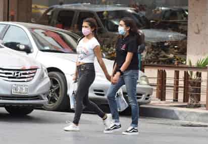 Hasta el momento, en el estado se mantiene el uso de cubrebocas en espacios cerrados, mientras que al aire libre es opcional. (EL SIGLO DE TORREÓN)