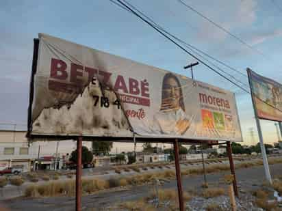 Gómez Palacio arde por la quema intencional de dos espectaculares de Morena. PRI y Morena se responsabilizan entre sí de enrarecer el ambiente electoral con la acción.