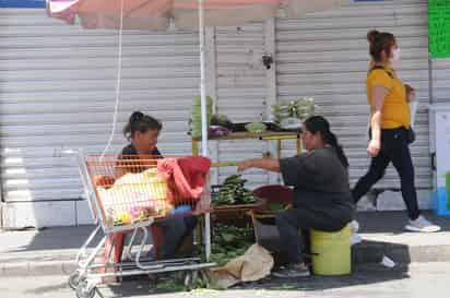 Sigue siendo elevado el empleo informal que existe en la entidad duranguensee, aunque poco a poco va creciendo el comercio formal, también cada mes ingresan más a la informalidad. (EL SIGLO DE TORREÓN)