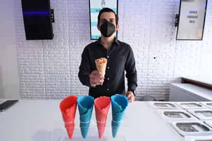 Roberto García, de 22 años de edad, emprende con su línea de helados con más de 40 toppings. (FERNANDO COMPEÁN)