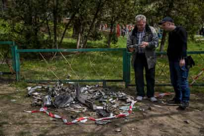 Vista de una zona donde hace horas impactaron misiles rusos este viernes, 29 de abril de 2022, en Kiev. (ARCHIVO)