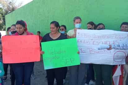 Vecinos del ejido Vergel de Gómez Palacio bloquearon la carretera Gómez Palacio-Jiménez por los constantes robos.