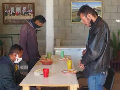 El lugar, aparte de ofrecer alimento, ropa y aseo, también protege los derechos humanos de los migrantes y los asesora en cuestiones legales que pudieran presentar. Además se les brinda información oportuna para lo que resta de su viaje.