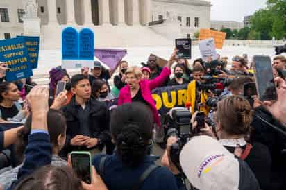 La senadora Elizabeth Warren apareció por sorpresa frente al tribunal para dar su apoyo a los manifestantes a favor del aborto. (ARCHIVO)