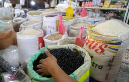 El partido asegura que el paquete no detendrá la pobreza alimentaria pues la canasta básica alimentaria incluye más de 40 productos. (ARCHIVO)