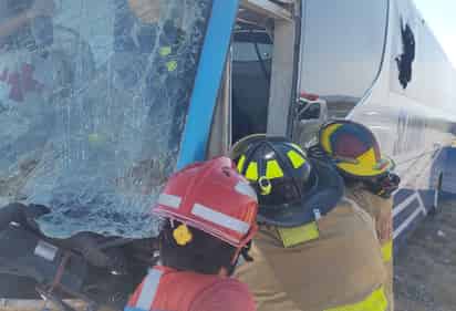 El autobús trasladaba a 30 universitarios de Nuevo León a Torreón, cuando un tráiler invadió el carril y causó el percance. (EL SIGLO DE TORREÓN)