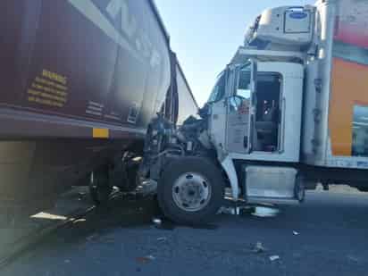 El tractocamión resultó con daños materiales de consideración tras ser impactado por la máquina del ferrocarril.