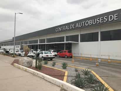 Mujer da a luz a su pequeño hijo cuando se disponía a abordar un camión en la Central de Torreón.