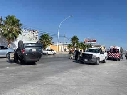 Erick Miguel, de 22 años, conductor de la Ford Escape, manifestó que un tráiler le cerró el paso, por lo que perdió el control del volante; él y su acompañante, Leonel, de 18 años, resultaron ilesos.