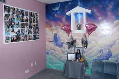 En la casa de la familia Herrera Reyes se montó un altar en honor a Carolina, hay globos de colores, fotografías y un mural en colores pasteles. (FERNANDO COMPEÁN)