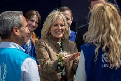 Antes de cruzar la frontera, Jill Biden se reunió con familias de refugiados en un centro de ayuda de emergencia en Kosice, en el este de Eslovaquia. (ARCHIVO)