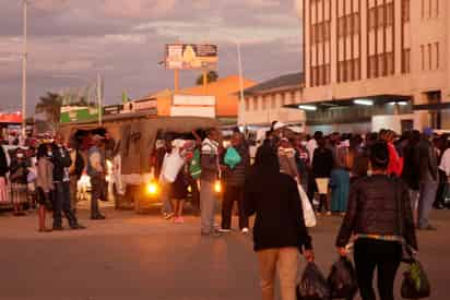 El dólar zimbabuense se reintrodujo en 2016, inicialmente con billetes de dos y cinco dólares. (ARCHIVO)