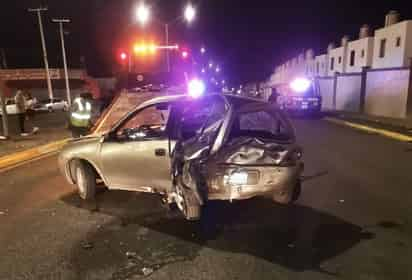 Con ayuda de una grúa ambos vehículo fueron trasladados al corralón, mismos que serán liberados una vez que se deslinden responsabilidades. (EL SIGLO DE TORREÓN)