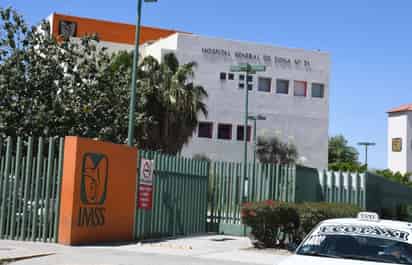 El hombre se encuentra hospitalizado en la Clínica 51 del IMSS tras ser arrollado por un taxi en Gómez Palacio.