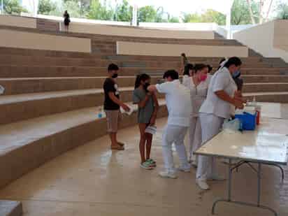 La vacunación contra el COVID-19 es importante porque según autoridades de salud previene cuadros graves de la enfermedad.