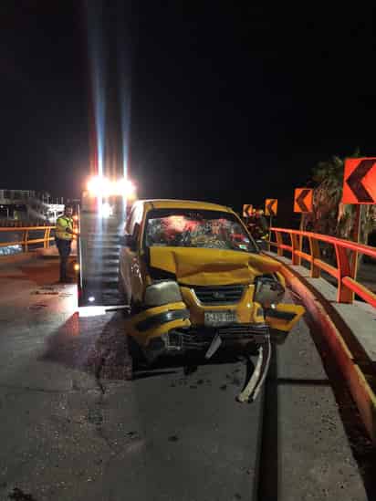 De madrugada ebrio taxista se impacta con otro taxi en lo alto del puente Vicente Guerrero.