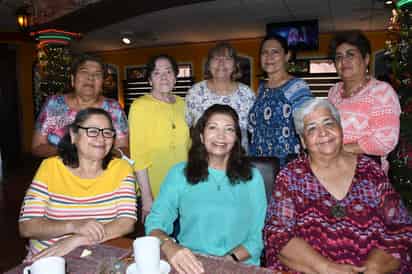 Festejan el cumpleaños de Carmelita Campillo acompañada de Kika Hernández, Rebeca Contreras, Hortensia Villarreal, Horalia Fernández, Mayela Gómez, Luci Huerta y Pilar Fernández (EL SIGLO DE TORREÓN/FERNANDO COMPEÁN)