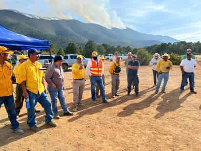 Este lunes se reanudarán las labores de combate a primera hora del día, con la incorporación de más personal de brigadas forestales de Saltillo. (ISABEL AMPUDIA)