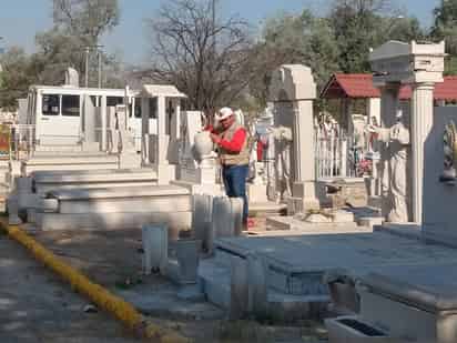 El departamento de Vectores realizó su operativo preventivo en los panteones locales. (EL SIGLO DE TORREÓN)