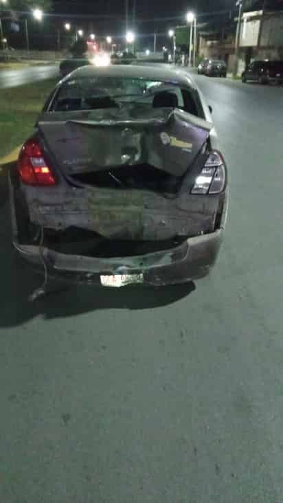 Los ocupantes de la motocicleta terminaron tendidos sobre la carpeta asfáltica tras impactarse contra el vehículo.