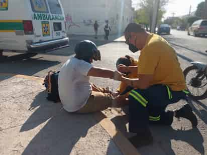 La conductora se orilló para solicitar una ambulancia luego del accidente; el motociclista sufrió heridas superficiales.