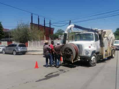 Realizan sondeos diarios en la tubería de agua potable en San Pedro. (EL SIGLO DE TORREÓN)