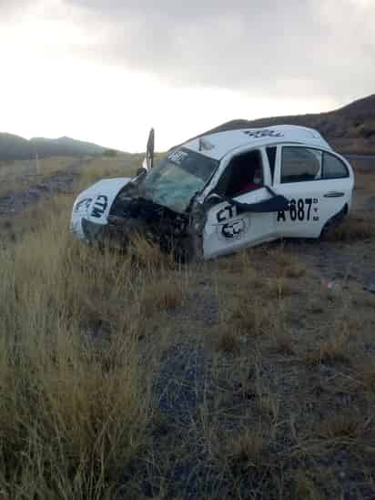 El taxi Nissan March de la base CTM se impactó de frente contra un camión de carga.