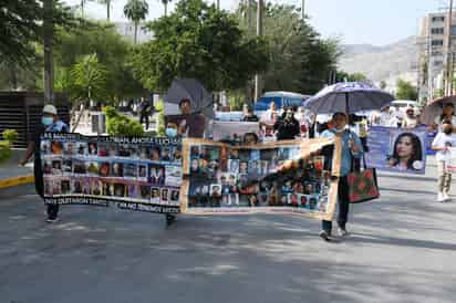 En punto de las diez de la mañana salieron las madres laguneras del Grupo VIDA para marchar por las calles de Torreón.